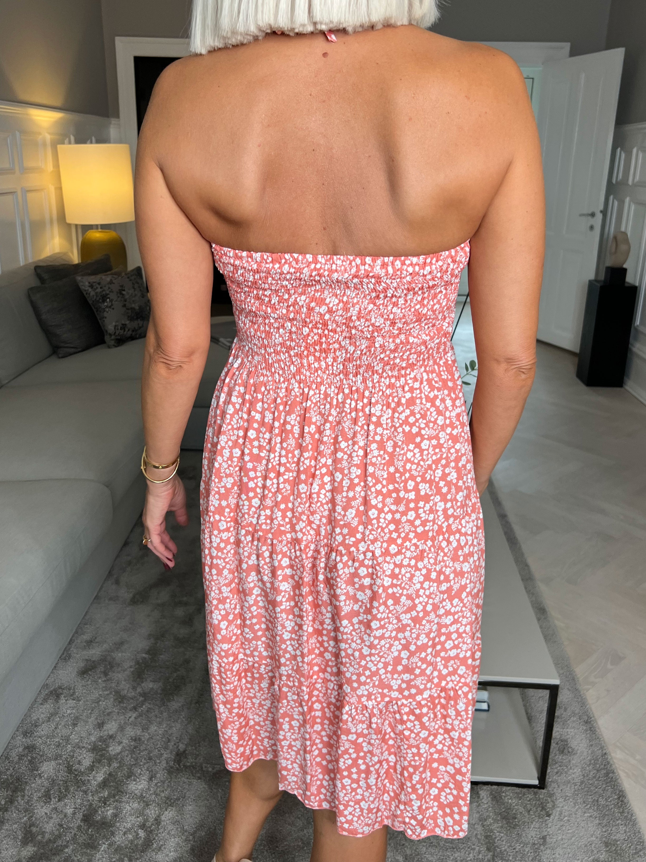 Aria Flower - Kort klänning med smocka i litet blommigt tryck